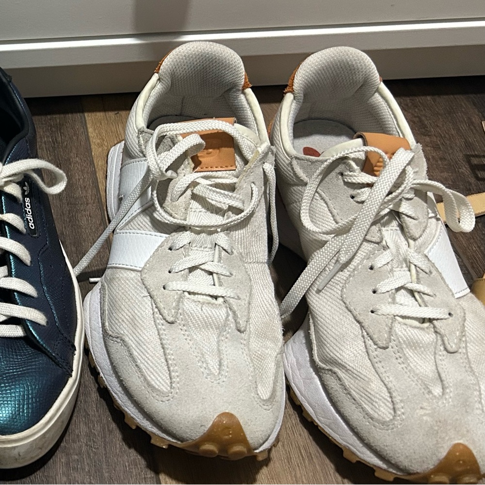 New Balance 327 Sneakers size 8.5